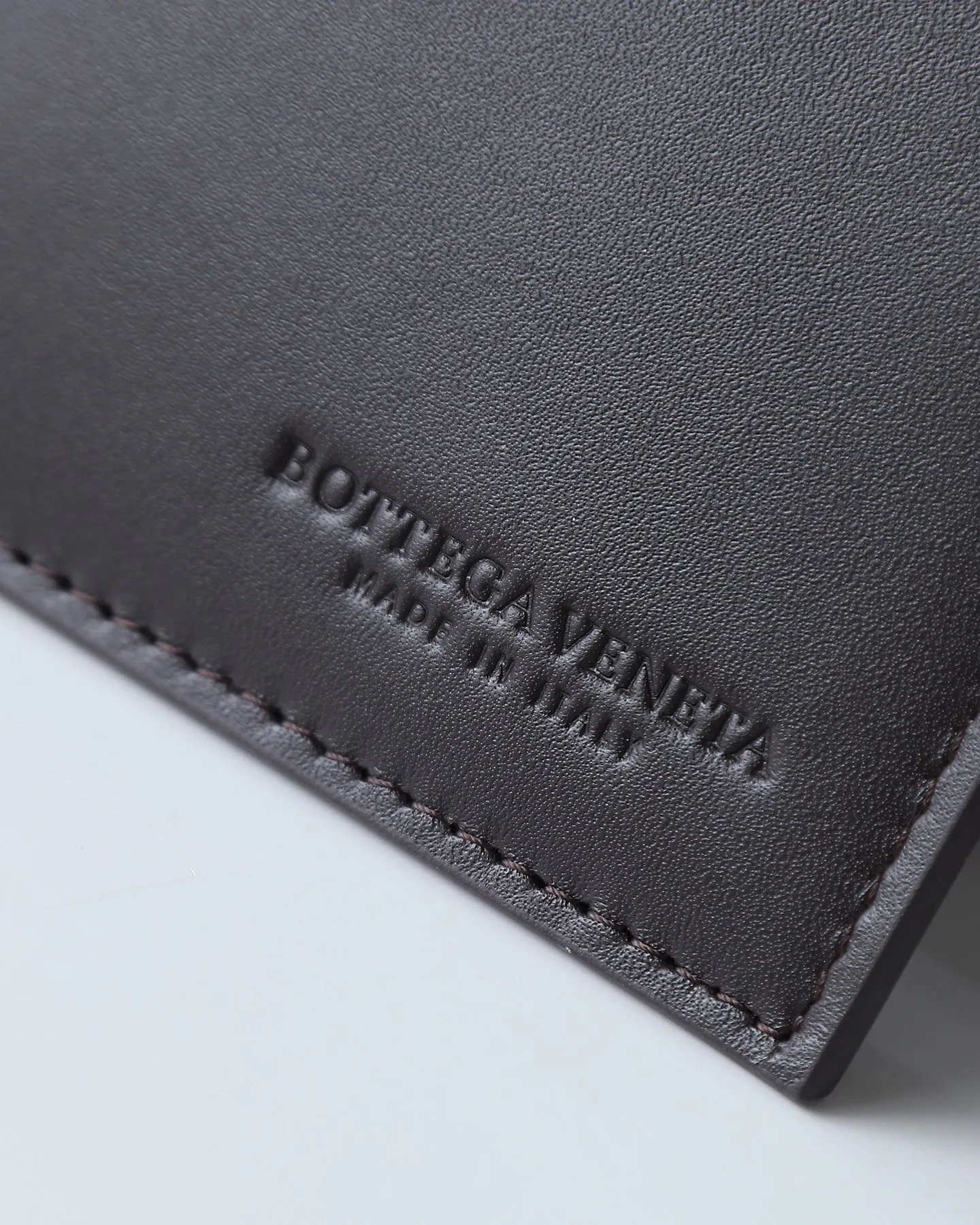 1000. BOTTEGA VENETA's 2025 new product pinacoteca has super soft leather, and the weaving function, practicality and relaxed fashion sense have not been lost ❤️‍🔥Amway is a must-have bag for sisters when going out. The size also accurately meets the commuting needs of urban beauties, and it can fit everything! ! ! 🔥The capacity should not be underestimated~ It doesn’t pick the person, the occasion, or the occasion. With its majestic curved outline, exquisite woven texture, delicate edges and rounded handles, this woven vegetable basket bag truly achieves the goal of “dressing up and being fashionable without getting in the way”~ Are you interested in Jimei? Style number: 819004 Size: 24*15*12cm